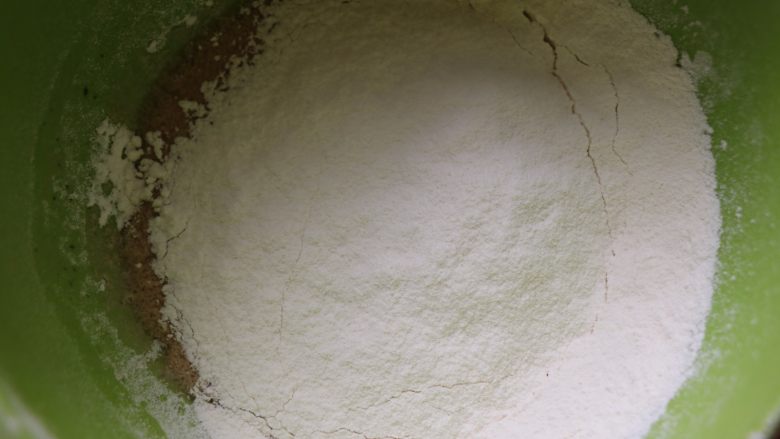 伯爵奶茶蛋糕卷,加入过筛的低粉,用蛋抽画一字搅拌,混合至无干粉状即可