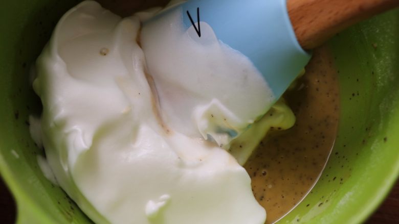 伯爵奶茶蛋糕卷,取1/3蛋白霜放入蛋黄糊中,用刮刀快速翻拌均匀