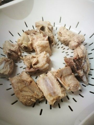 「Cathy边吃边营养」零油脂版清炖排骨,无血色后,把排骨捞出,沥干水分备用