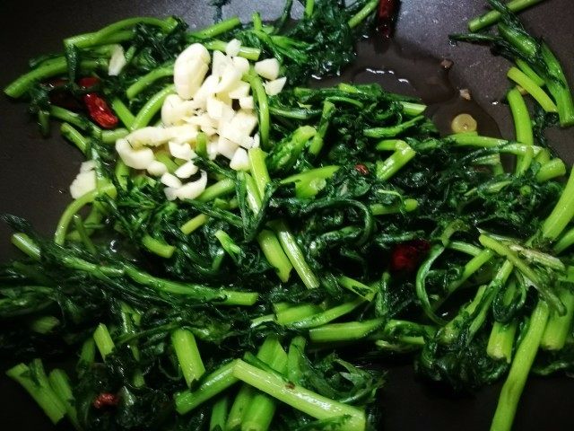 「Cathy边吃边营养」夏日清炒茼蒿,最后放入大蒜翻炒,翻炒片刻,出锅