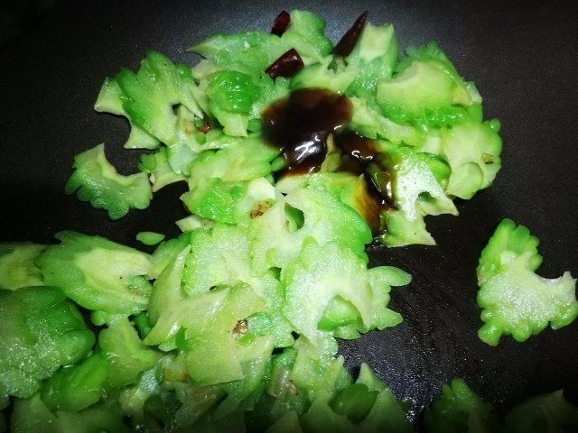 「Cathy边吃边营养」零苦味清炒苦瓜片,如果想让苦瓜绿一些,就少加耗油