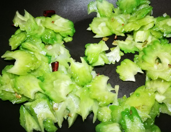 「Cathy边吃边营养」零苦味清炒苦瓜片,加耗油适量盐,翻炒