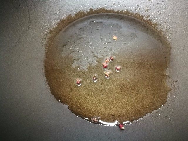 「Cathy边吃边营养」三色小炒,锅里油烧热,放入花椒爆香