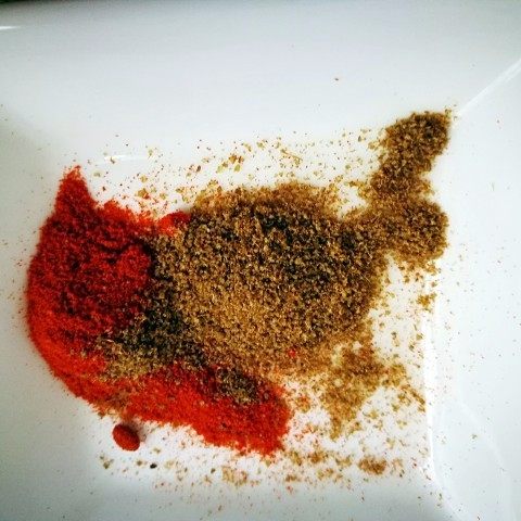 「Cathy边吃边营养」低脂版香煎小黄鱼,准备些孜然粉,辣椒粉,五香粉混合均匀
