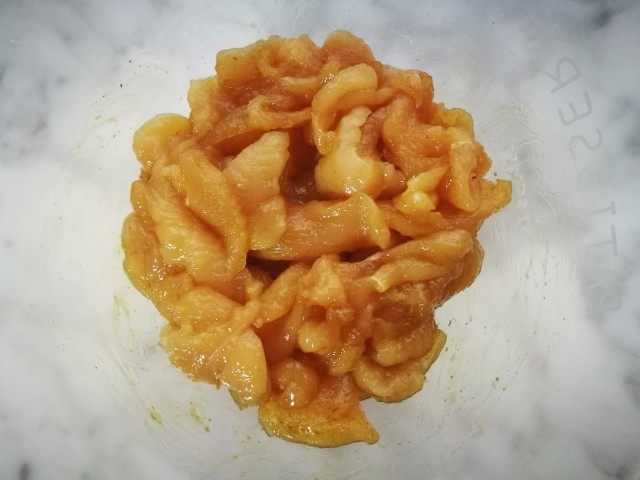 「Cathy边吃边营养」— 孜然鸡胸,搅拌均匀后,腌制15分钟