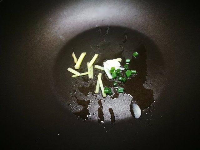 「Cathy边吃边营养」— 孜然鸡胸,锅内放油,七成热后放入部分葱和全部姜蒜
