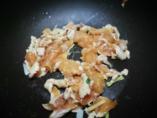「Cathy边吃边营养」— 孜然鸡胸,放入腌制好的鸡胸,大火快炒至里外都变色即可盛出