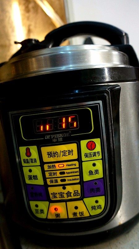 水果桃胶羹,把桃胶、水放入锅里,选择电饭煲“煲汤”功能,按下开始按键