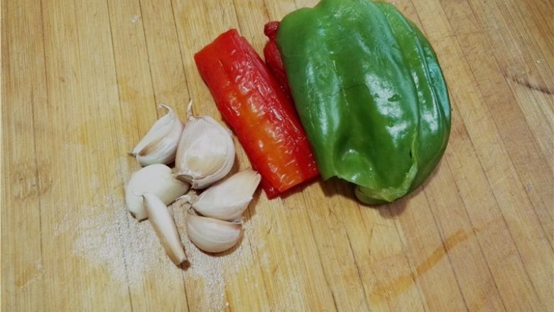 夏季快手菜--微波蒜蓉丝瓜,准备青红椒和<a style='color:red;display:inline-block;' href='/shicai/ 2794'>大蒜</a>;