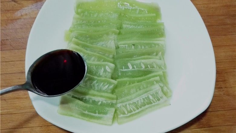 夏季快手菜--微波蒜蓉丝瓜,将微波好的丝瓜取出,浇上一勺<a style='color:red;display:inline-block;' href='/shicai/ 864'>蒸鱼豉油</a>。