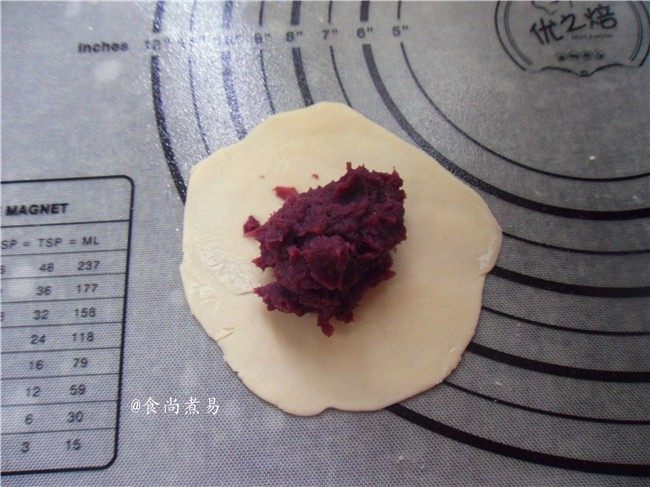 芝麻紫薯馅煎饼,面剂子用擀面杖擀薄,中间舀入<a style='color:red;display:inline-block;' href='/shicai/ 6364'>紫薯馅</a>