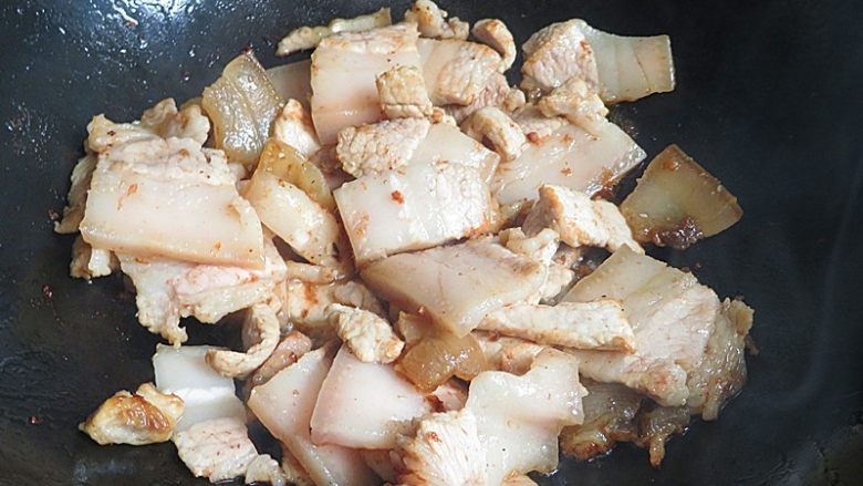 猪肉炖冬瓜粉条,猪肉下入热锅煎一会儿,煎至锅内出油肉两面微微金黄