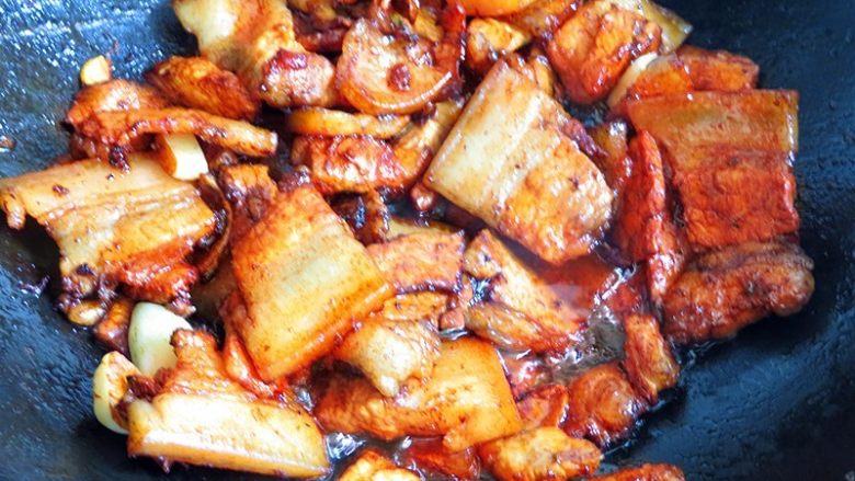猪肉炖冬瓜粉条,加入<a style='color:red;display:inline-block;' href='/shicai/ 692'>酱油</a>焖2分钟,上色即可