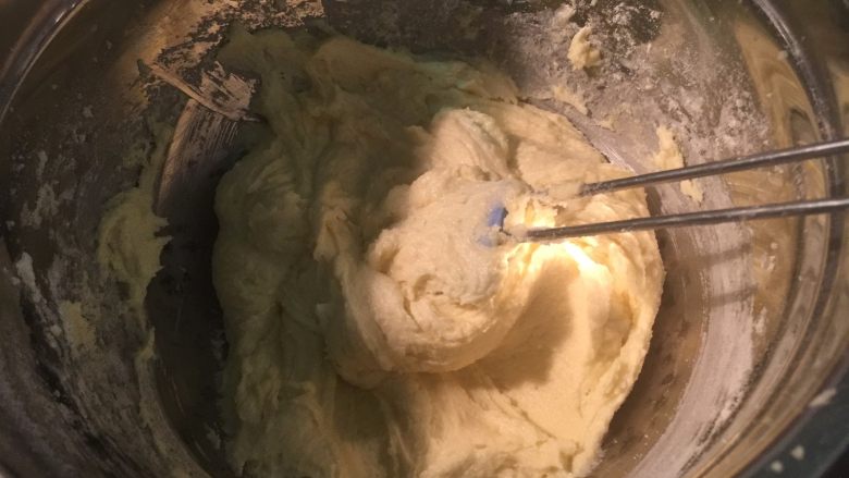 法式乳酪月饼,翻拌均匀即可,不用拌太久