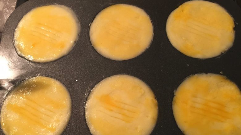 法式乳酪月饼,刷上一层蛋黄液,一定要轻轻地刷匀