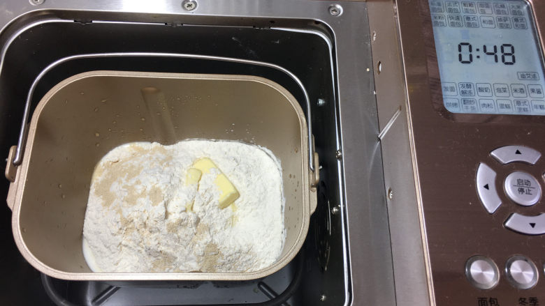 白面包小吐司,将所有材料放入面包机内,使用发面菜单进行揉面。