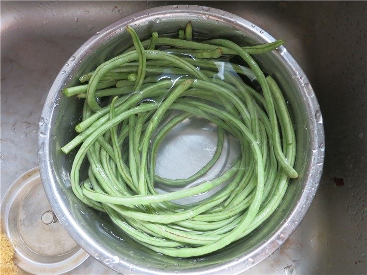 吃豇豆还用麻汁?快来试试这个--手撕豇豆,洗净放盆里泡15分钟
