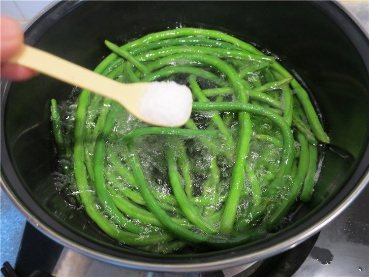 吃豇豆还用麻汁?快来试试这个--手撕豇豆,煮锅烧开水将豇豆放入,加入一勺盐开锅再煮3分钟左右煮熟,用手一掐能掐动就好了