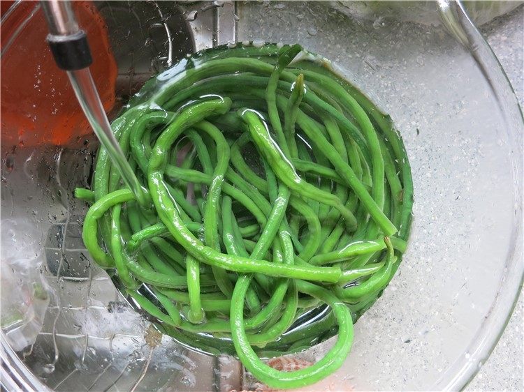 吃豇豆还用麻汁?快来试试这个--手撕豇豆,捞出来过凉水,一定是可以直饮的水(矿泉水,纯净水)