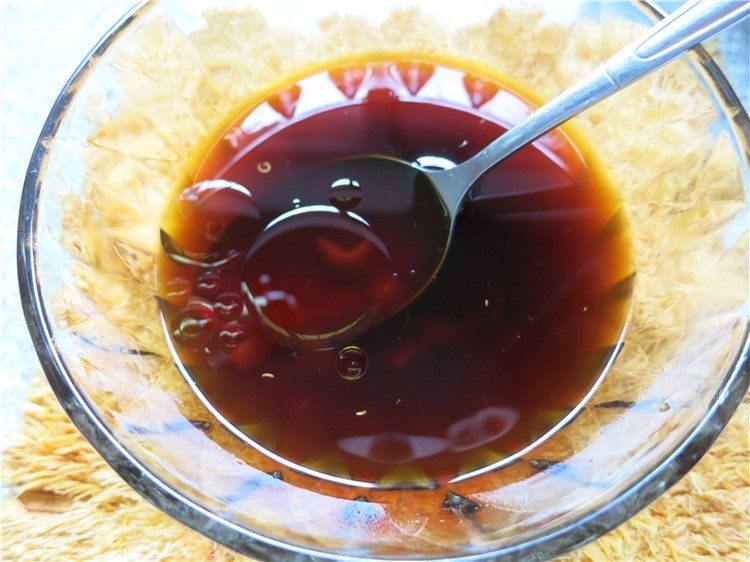 吃豇豆还用麻汁?快来试试这个--手撕豇豆,最后放入香油、花椒油汤汁就调好了