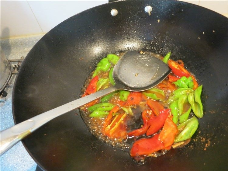 颜值超高的红烧蚝油紫茄子,加入适量的水,少许的盐