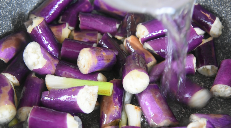 茄子搭配它,味道给满分,非常家常的快手菜,倒入100ml清水