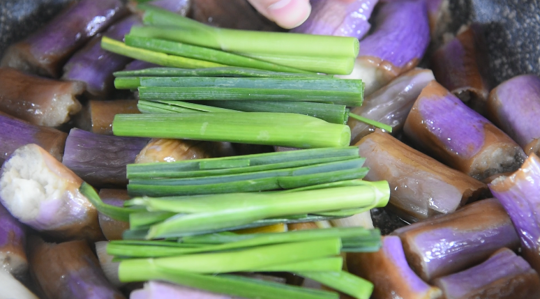茄子搭配它,味道给满分,非常家常的快手菜,开盖在茄子上面铺上蒜叶