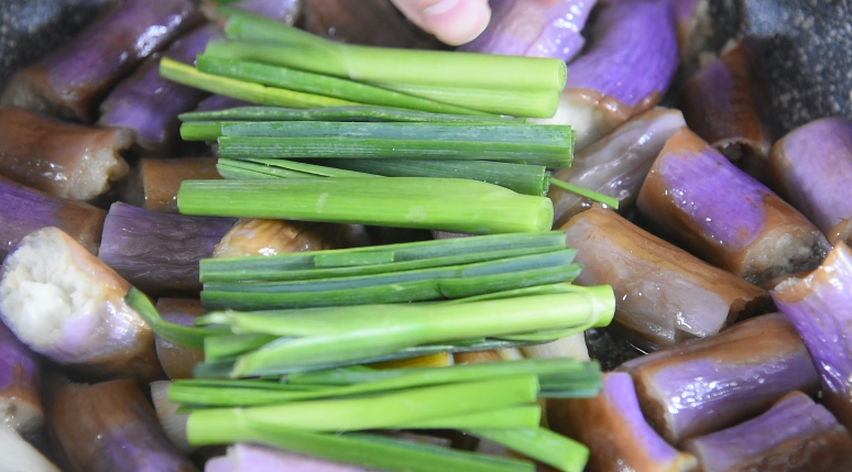 茄子搭配它，味道给满分，非常家常的快手菜,开盖在茄子上面铺上蒜叶