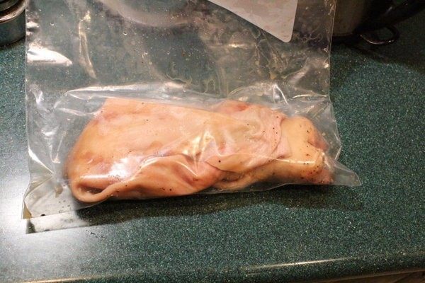 五香捆蹄,将花椒盐抹在猪皮的内外,放入夹炼袋冷藏一夜。