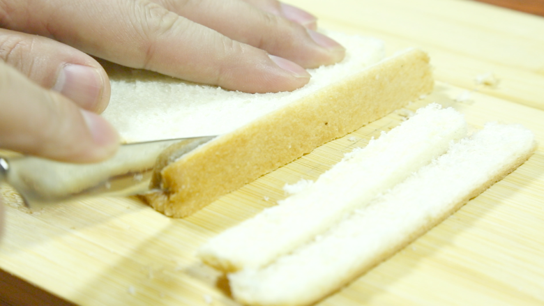 港式茶餐厅小吃，香甜味美的西多士,<a style='color:red;display:inline-block;' href='/shicai/ 4210'>吐司面包</a>两片，切去四周的硬边