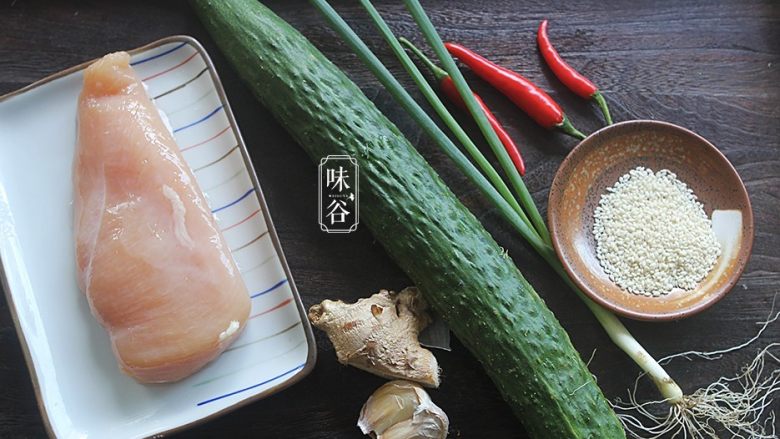清爽开胃的凉拌鸡丝,准备好材料;