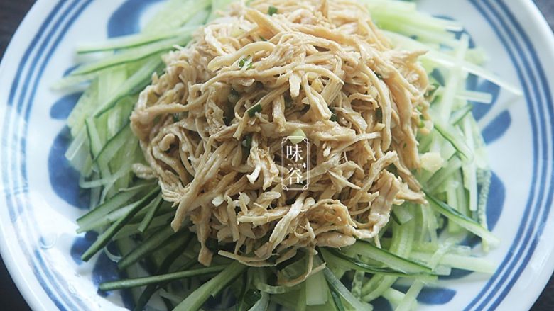 清爽开胃的凉拌鸡丝,最后铺在青瓜上,洒上<a style='color:red;display:inline-block;' href='/shicai/ 666'>芝麻</a>;