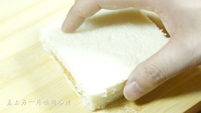 港式茶餐厅小吃，香甜味美的西多士,盖上另一片吐司面包