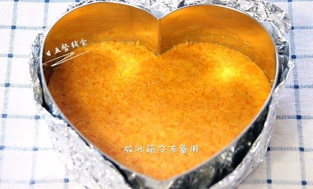 火龙果慕斯,饼干倒入慕斯圈,用勺子压压实。放入冰箱冷冻备用。