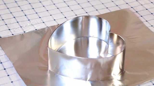 火龙果慕斯,用锡纸围住慕斯圈四周。
🌻小贴士:如果用的带底模具或者直接用碗,这步可以省略。
