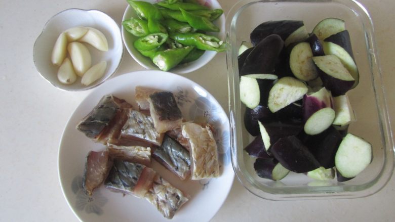 茄子咸鱼煲,准备好原材料;