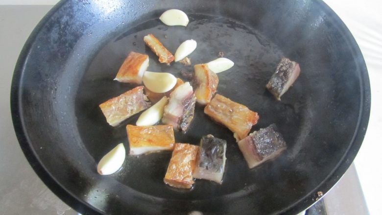 茄子咸鱼煲,放入蒜和姜进去爆香一下;