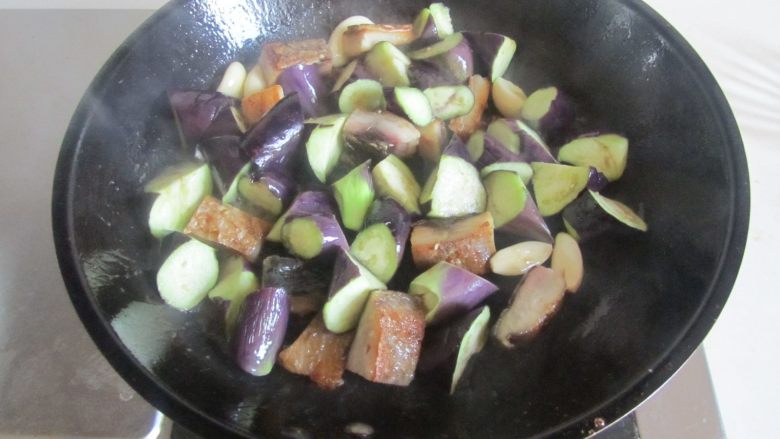 茄子咸鱼煲,加入茄子进去翻炒几下;