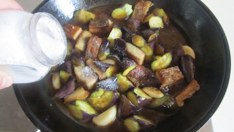 茄子咸鱼煲,加入少许盐调味;