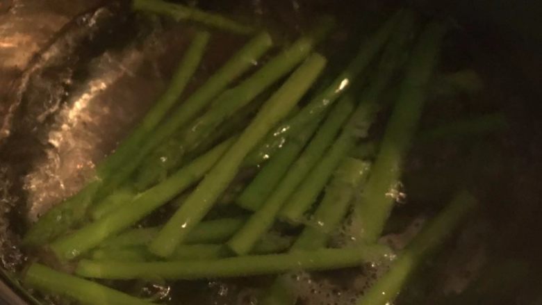 培根蔬菜卷,水里放少许盐烧开,将芦笋放入焯水一分钟捞出
