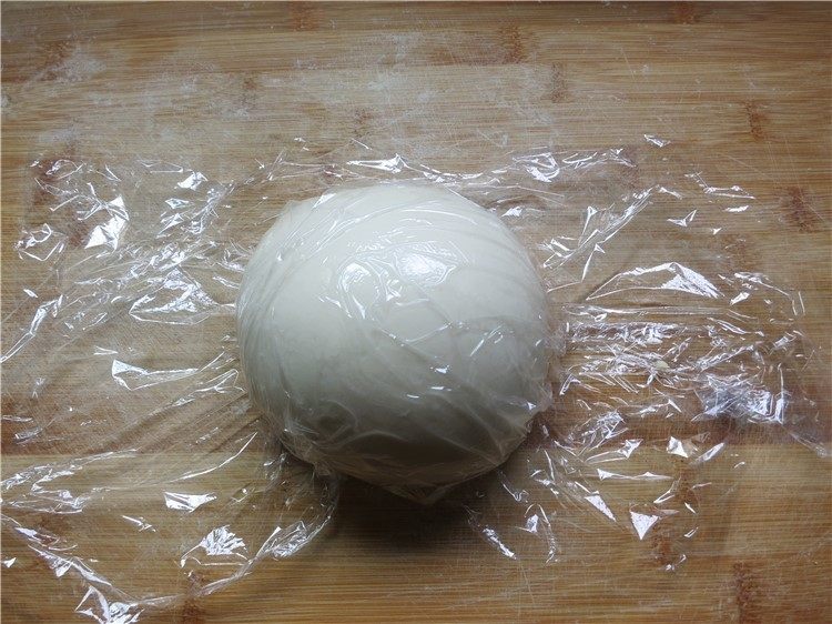 教你做一碗销魂的油泼面,用保鲜膜盖好,每隔10分钟左右把面团多揉揉共2次。