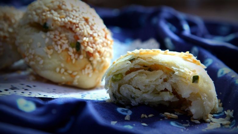 蟹壳黄烧饼,咬一块,既酥又脆,层层剥落,满口留香