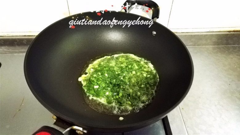 韭菜鸡蛋春卷,锅中放入适量油,将韭菜鸡蛋液倒入。