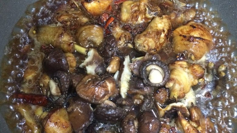 香菇烧鸡块,接着倒入香菇和一碗清水,加盐,盖盖焖烧,一定用小火