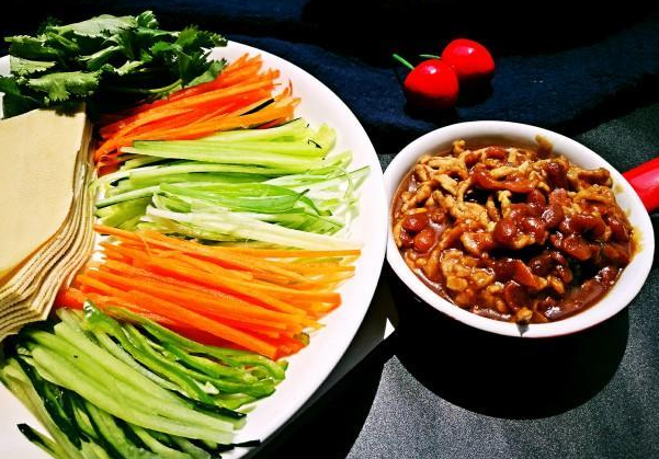 「Cathy边吃边营养」京酱肉丝东北版,成品图如下,干豆腐抹肉酱,再自己搭配自己喜欢的蔬菜,卷起来一口一个~