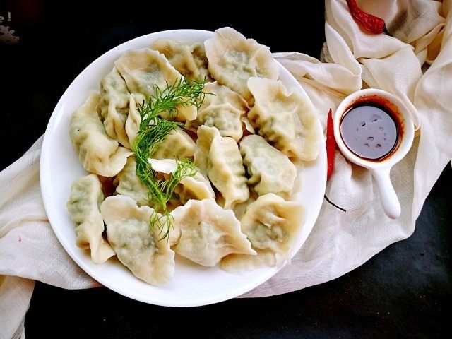 「Cathy边吃边营养」茴香猪肉大饺,一个也没有漏馅哦，皮薄馅大，配上酱汁，一口一个，那是一个香啊