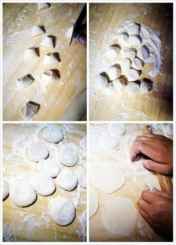 「Cathy边吃边营养」茴香猪肉大饺,用刀切大小差不多的剂子,撒些面,将剂子各个面都粘上面粉,再把它按瘪,左手提边转圈,右手擀