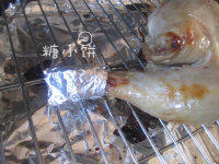 洋葱苹果玫瑰酒烤鸡,中途取出在容易焦掉的关节处(鸡腿骨,鸡翅尖)包锡纸,再刷一层蜂蜜玫瑰酒糖水