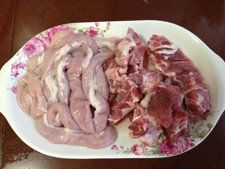 藕彩汤,如图猪骨浸水泡去血水焯水待用,粉肠洗净待用。