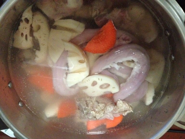 藕彩汤,如图所有材料放入高压锅,加入水,没过水(或者刚平过材料),开大火,等压锅发出声音后,调在小火压30分钟!